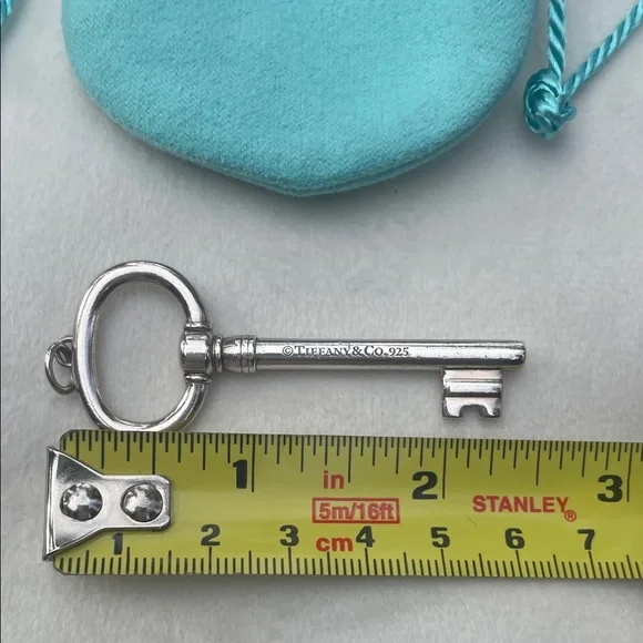 Tiffany & Co. Silver large Oval Key charm with original Turquoise Pouch - Picture 6 of 6